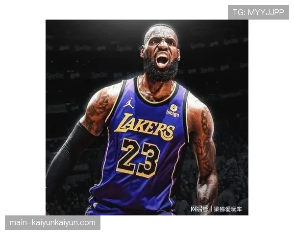 特写：勒布朗·詹姆斯在赛后通过VR头盔，以第一视角复盘关键回合